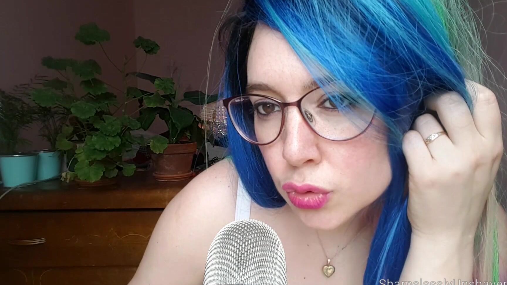 ASMR,Dirty Talking,Eye Glasses,GFE,Kissing shamelesslyunshaven asmr gf kisses you and strokes you ManyVids