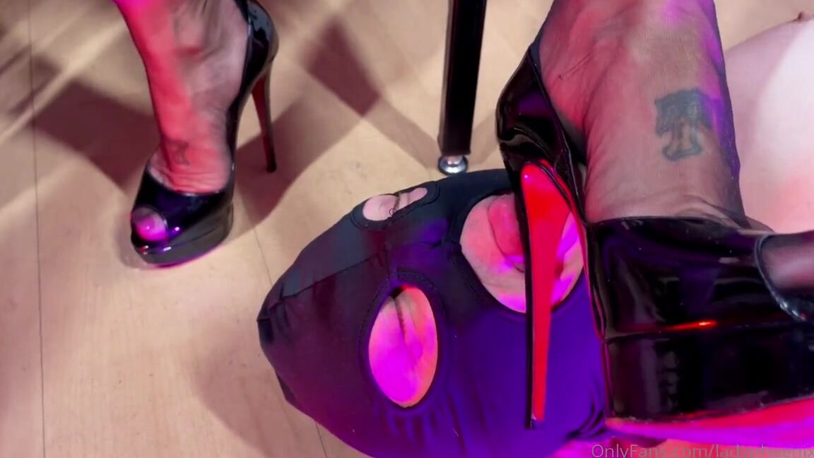 Lady Phoenix Nicknamed Ladyphoenix Ldn Onlyfans New Clip Goddess Foot Worship The Lowest Point On A Goddess Is Her Feet And What An Honour To