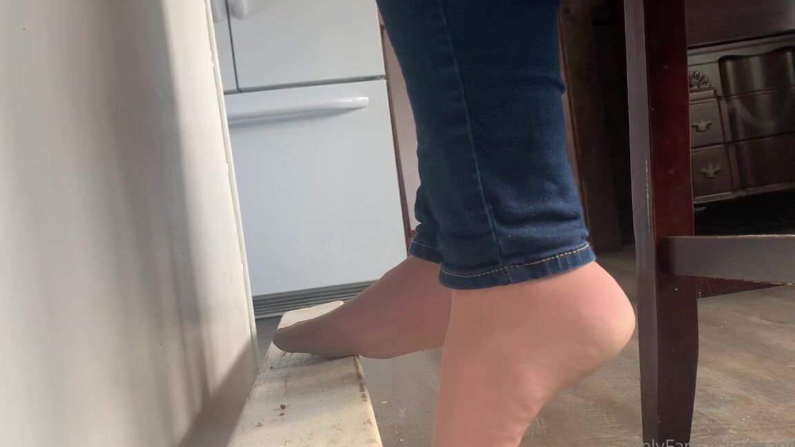 Shawna Nicknamed Granitegirl Onlyfans Why Not Give You Foot Lovers Something As I Put My Makeup