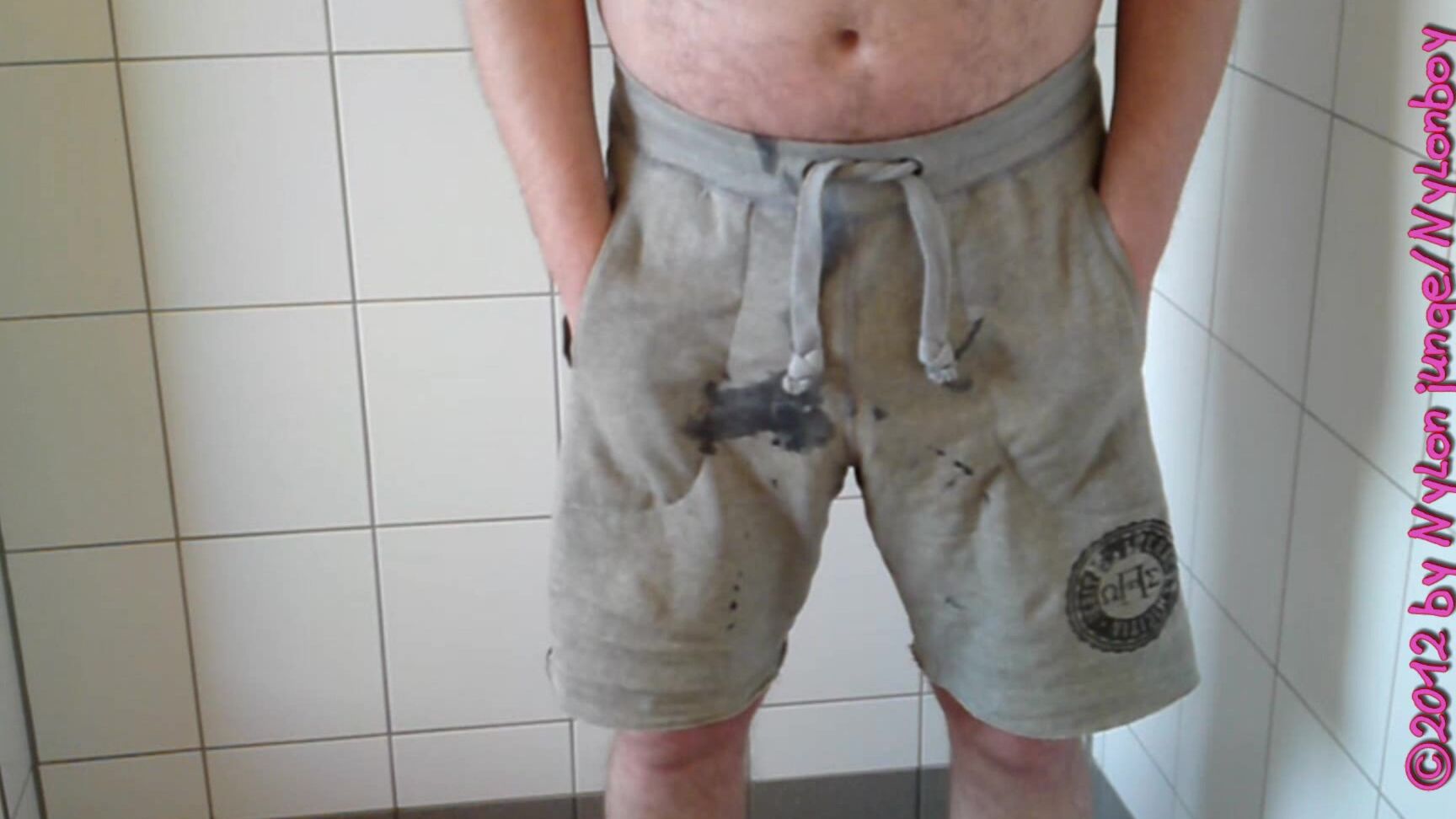 "Nylonjunge" German Amateur, German Natursekt, Pissen, Pee, Urin, Deutsch Amateur, Jogginghose, Im Badezimmer, Pinkeln, German Piss, Mollig, Deutsch Behaart, Hairy, Fetisch Deutsch, Einpissen, Suggest Nylonjunge Pissen in Grau Pornhub