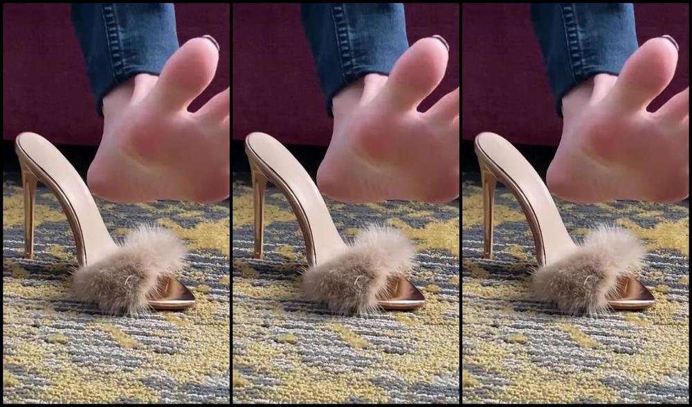 Vixenarches Onlyfans A Sexy Little Dangle In Fluffy Heels