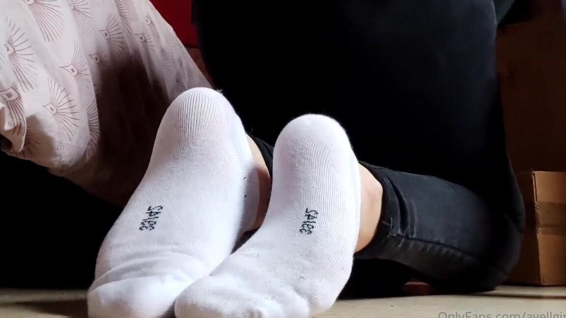 Ayellgirlfeet Nicknamed Ayellgirlfeet Onlyfans Je Retire Mes Chaussettes Pour Toi I Take Off My Socks For You 1