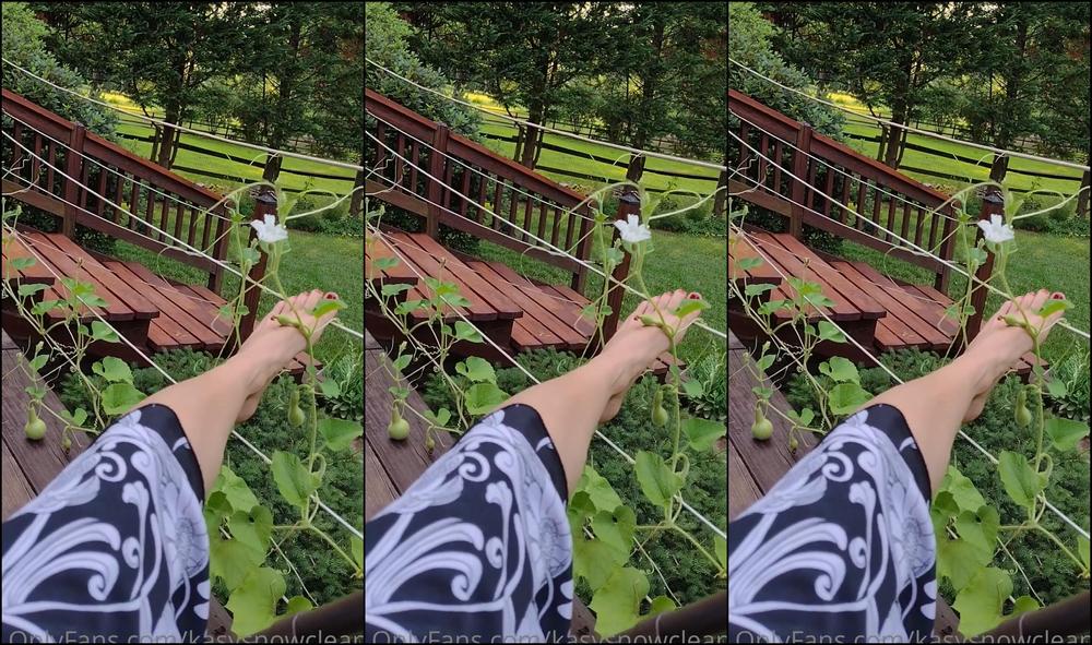 Kasysnowpremium Playing With The Dangling Gourds And Vines With My Feet