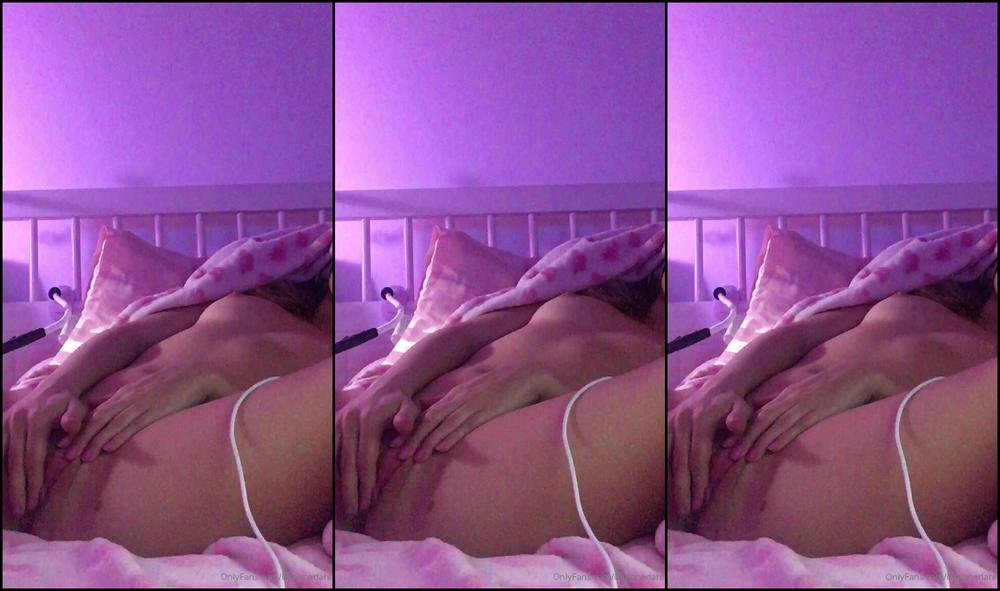 daphnedare-06-12-2019-99395991-i-tried-to-upload-this-like-4-times-the-other-day-rubbing-my-clit-i-was-trying-really-