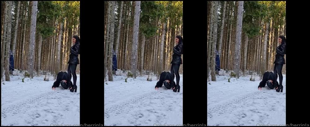 Herrinlady Onlyfans Die Herrin Hatte Mal Wieder Richtig Spa Mit Ihrem Lederschwein An Einem Baum Im Wald Angekettep