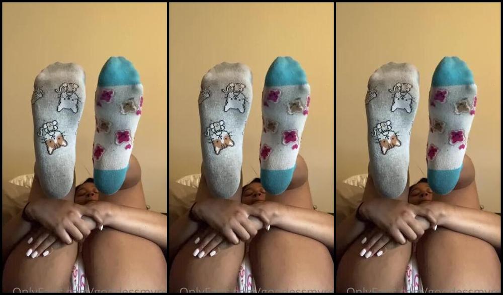 Xosolesbyme Aka Goddessmyree Onlyfans Dirty Sock Removal Can You Imagine What They Smell Like Wb