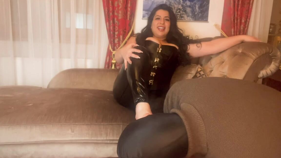 Lady Ayse Nicknamed Ladyayse Onlyfans Hes Such A Good Foot Slave Er Ist So Ein Guter Fuss Sklave