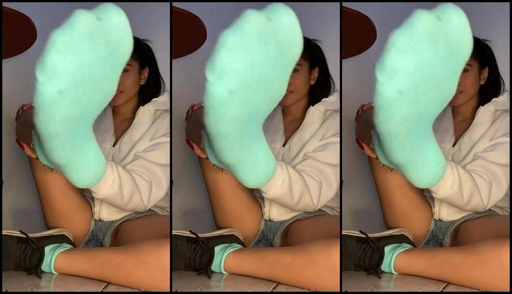 Hannah Robins Aka Hanna Hcri Onlyfans Smelling My Feet After A Long Day Shopping They Were Smelly But Tastyy Take A Sniff You Can Hea