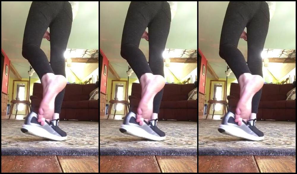 Delilah Nicknamed Footiesfeets Onlyfans Shoe Tease I Know There S People Who Appreciate A Shoe Tease