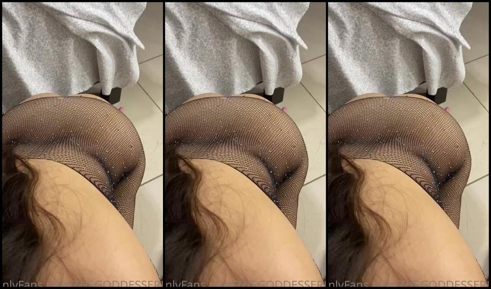 Erin Aka Thegoddesserin Onlyfans Guess What I Was Doing Hearing With Headphones Will Help To Answer Send A Tip If You Would Like