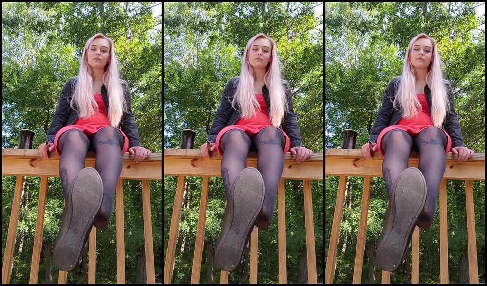 Mythicmaggie Onlyfans Just Outside Enjoying A Coffee My Vape And The Fact That I Have A Deckp