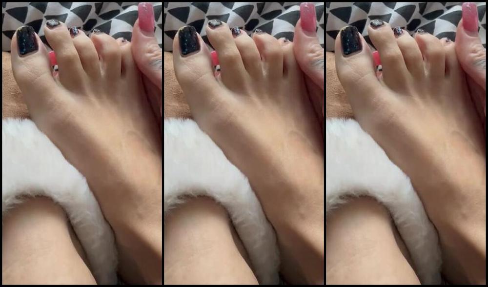 Goddesssuzie26 Onlyfans My Nail Polish Is Chipped It S Time For You To Eat It All Off Ready For A New Pedicure 1