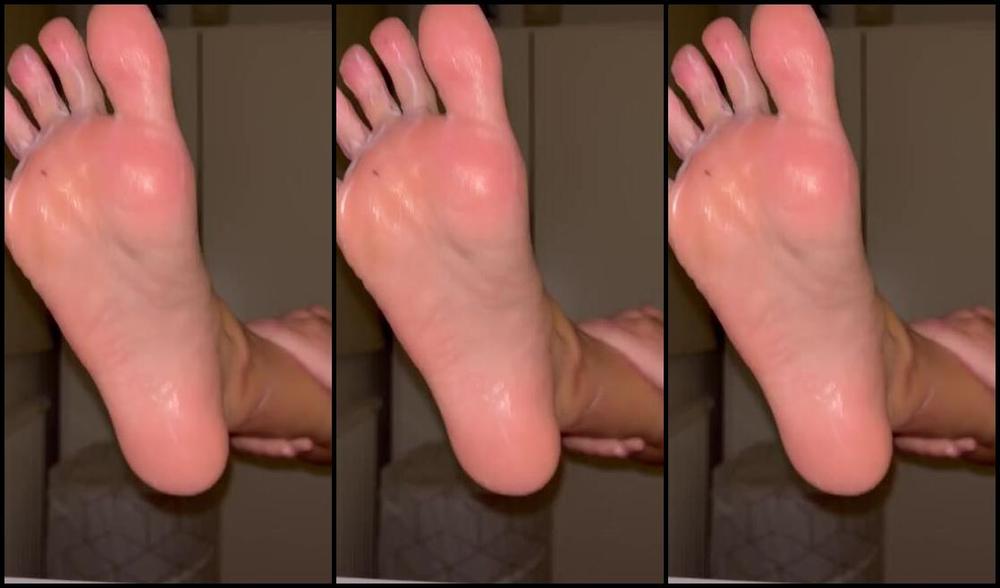 Miss Emma Rose Nicknamed Emmaemmarose Onlyfans Mesmerised For 3 Minutes You Just Can T Help Your Weak Self Can You You Find Yourself