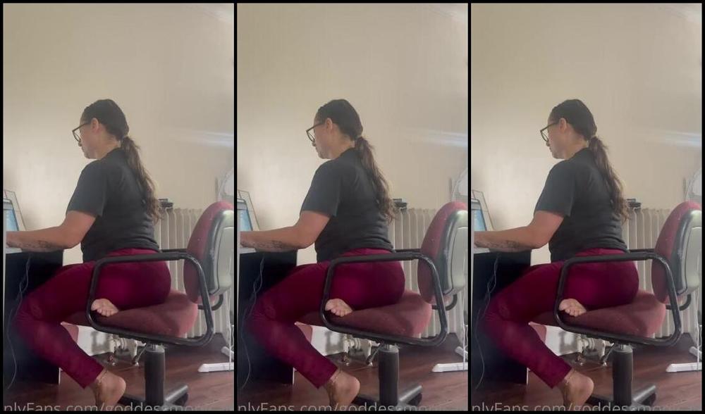 Goddessmonica00W Onlyfans Sitting On My Feet While I Workp