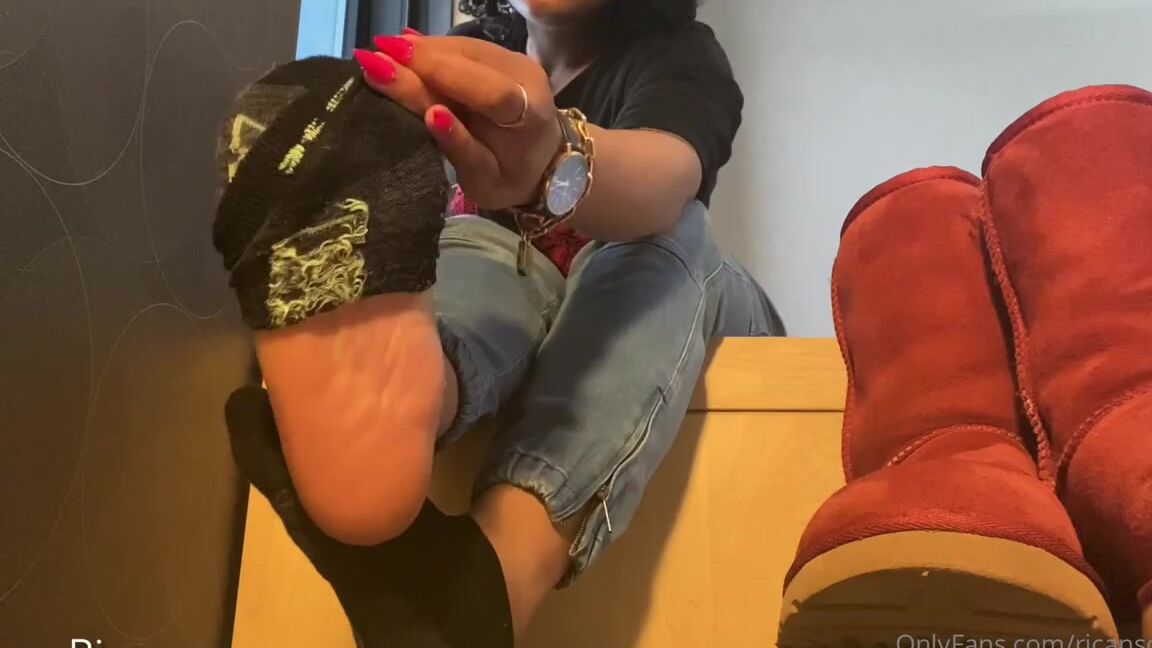 Mama Rican Aka Ricansoless Onlyfans After A Long Morning Of Traveling Rican Finally Got The Opportunity To Take Off Her Boots And Give