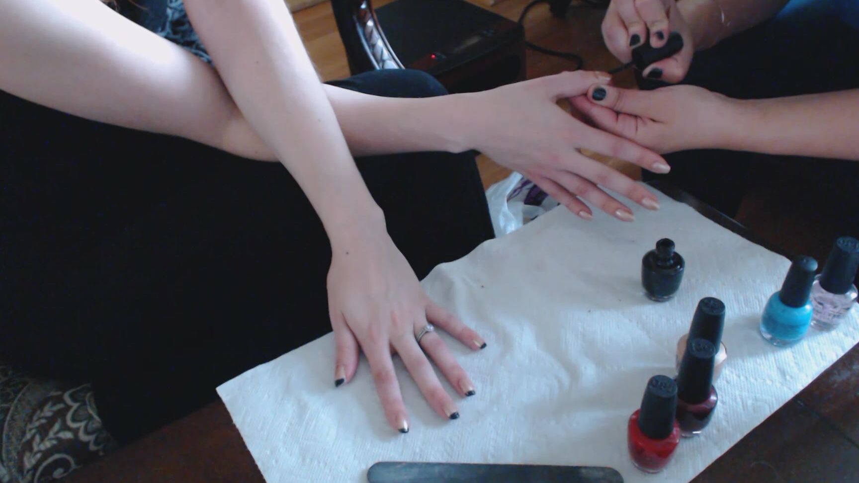 Canadiansammy Sammy Gets Her Nails Painted