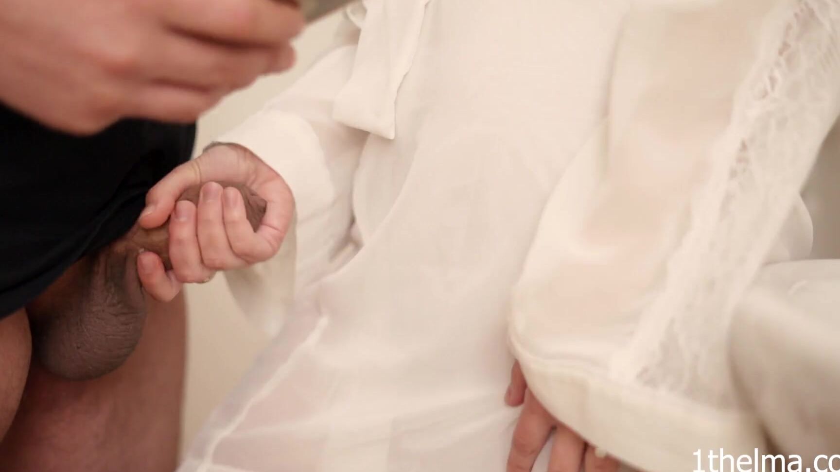 Я Застукал Его За Дрочками В Ванной И Протянул Ему Руку Помощи Чтобы Он Кончил Pornhub Com