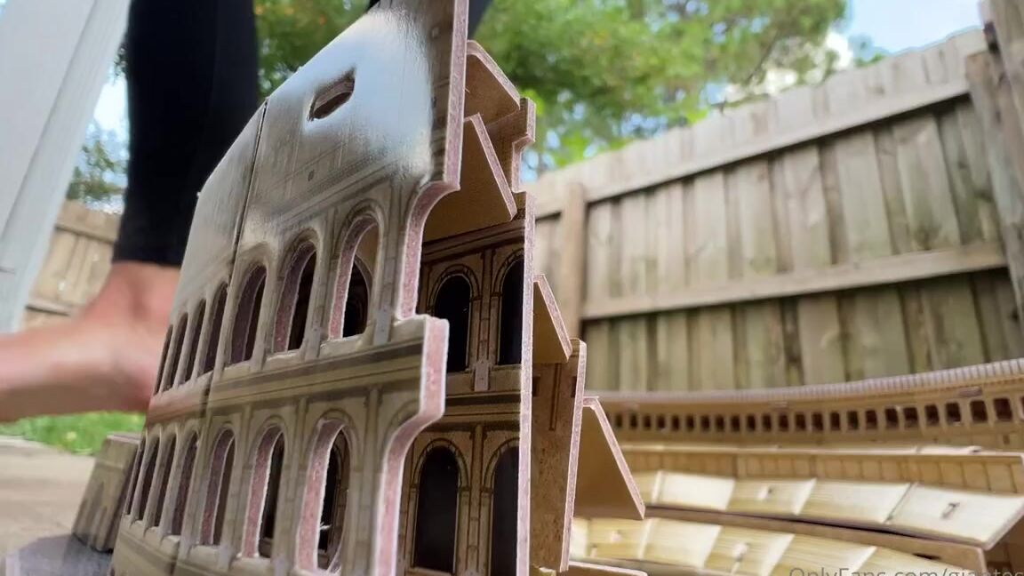 Giantess Tara Nicknamed Giantesstara 08 27 2022 Onlyfans Video No Where To Run Now Is There