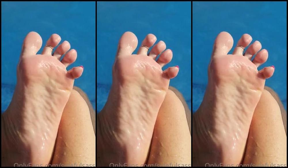 Solefulsassy Onlyfans Lets Have A Drink By The Pool And You Can Have A Little Suck On My Toes Whilst I Sip My Drink