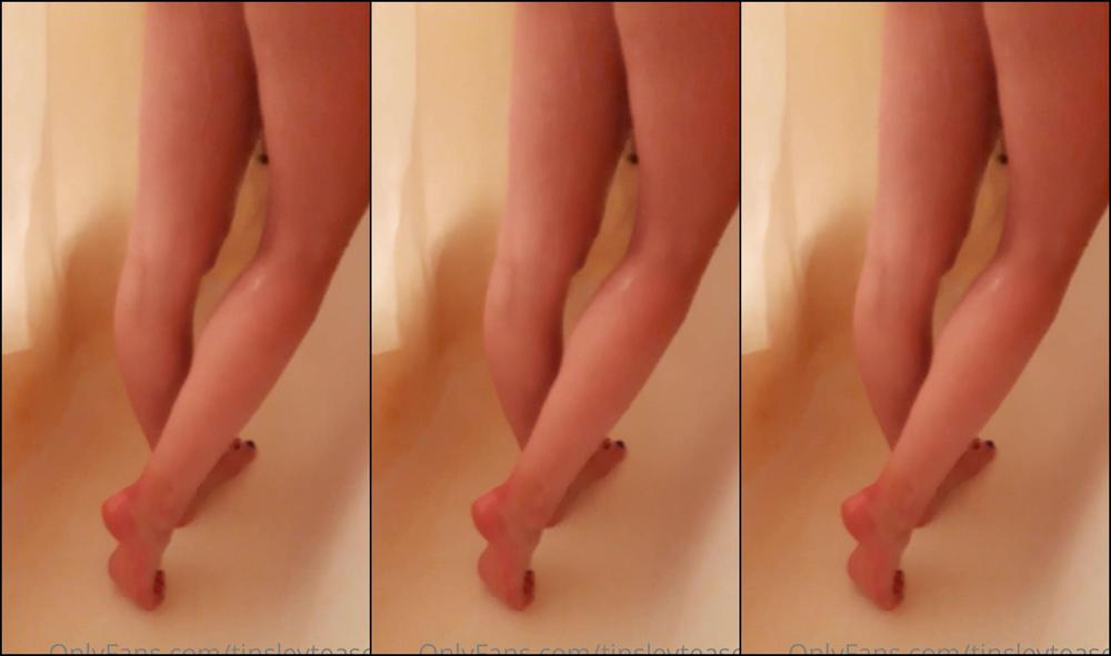 Tinsleyteaser Who Loves Fresh And Clean Feet Just Out Of The Shower Now I M Sitting On Your Bed Af