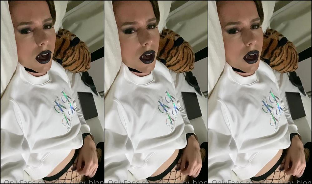 Ararity Goth Chick Playing With Her Dick