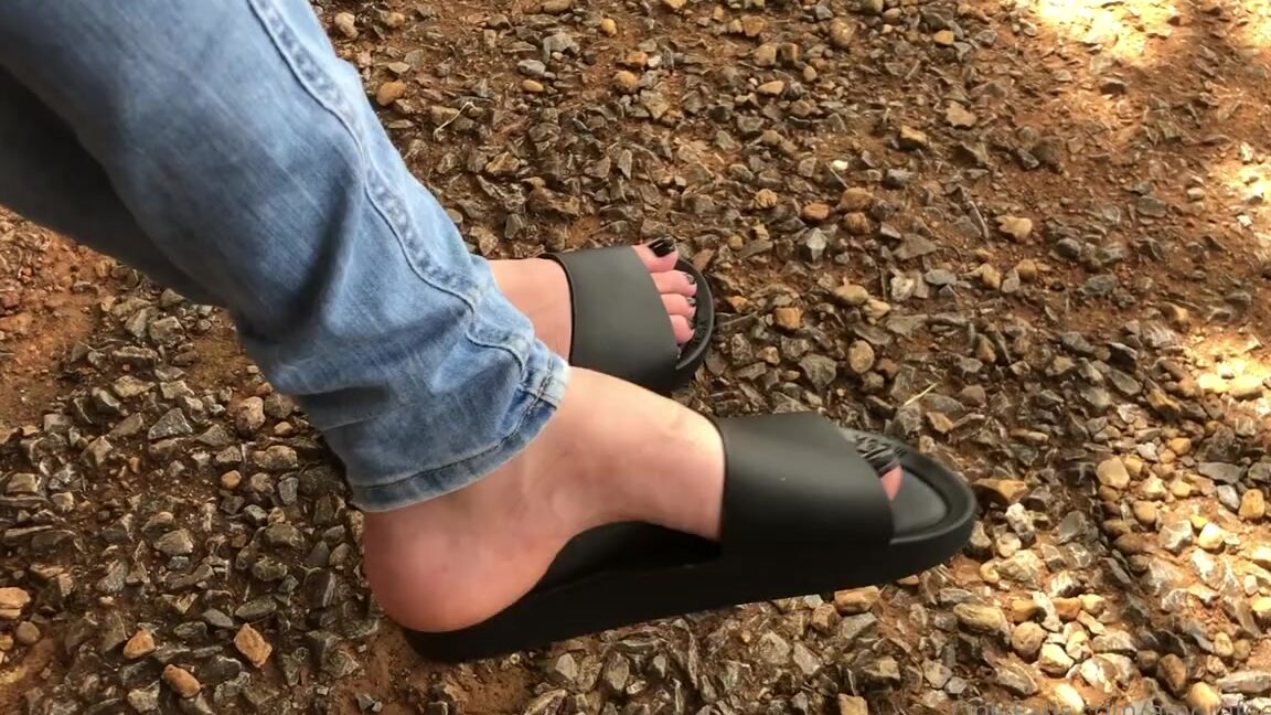 Pezinhos Da Amora Aka Amorafeetofc Onlyfans Should I Post More Like These This Sandals In My Feet Looks So Cute