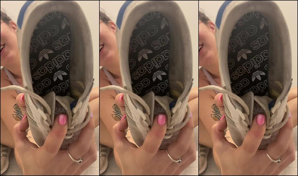 Capritoes Smell My Feet Before I Take A Shower