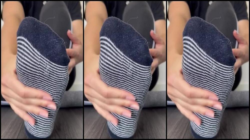 Sarina Jones Nicknamed Sarinajones 05 08 2025 Onlyfans Video Striped Leggings And Striped Socks