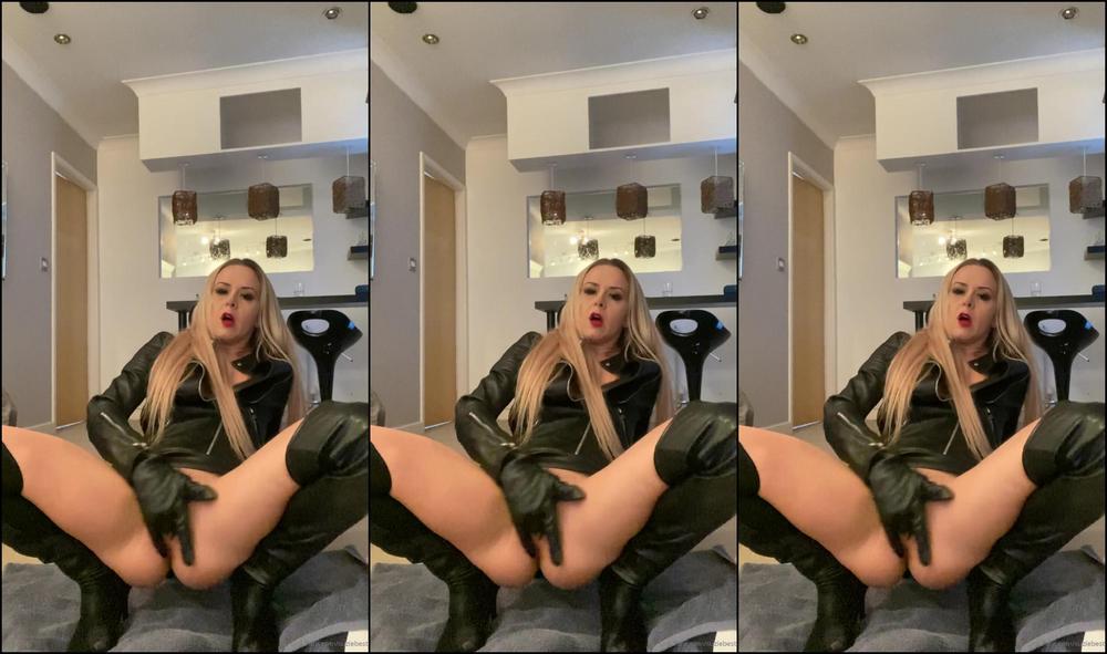 suziebest-23-01-2020-133040955-leather-and-jingle-balls