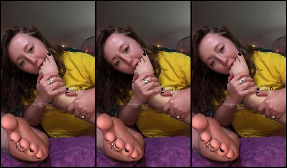 Goddess Flower Nicknamed Smokinflowers Foot Fetish 10 15 2023 Onlyfans Video Look Up At Me While I Worship My Feet P