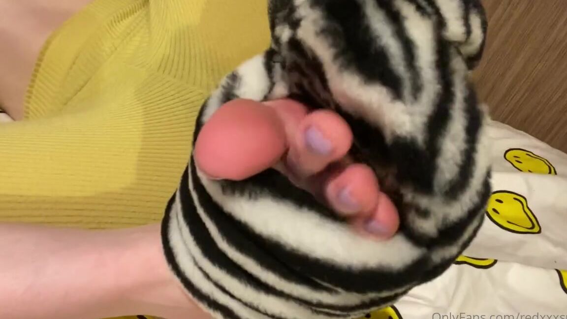 Zoe Strawberry Nicknamed Redxxxsuede Onlyfans Shower Feet Are A Lil Red But Sooo Soft Smell Like Lavender