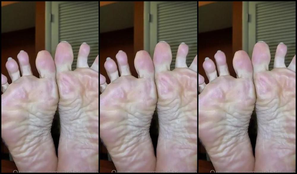 Lady Steph Nicknamed Theladysteph Onlyfans A Festive Set I Havent Named Yet Steady Waiting For My Hard Drive I Swear You Cant Count On Peop