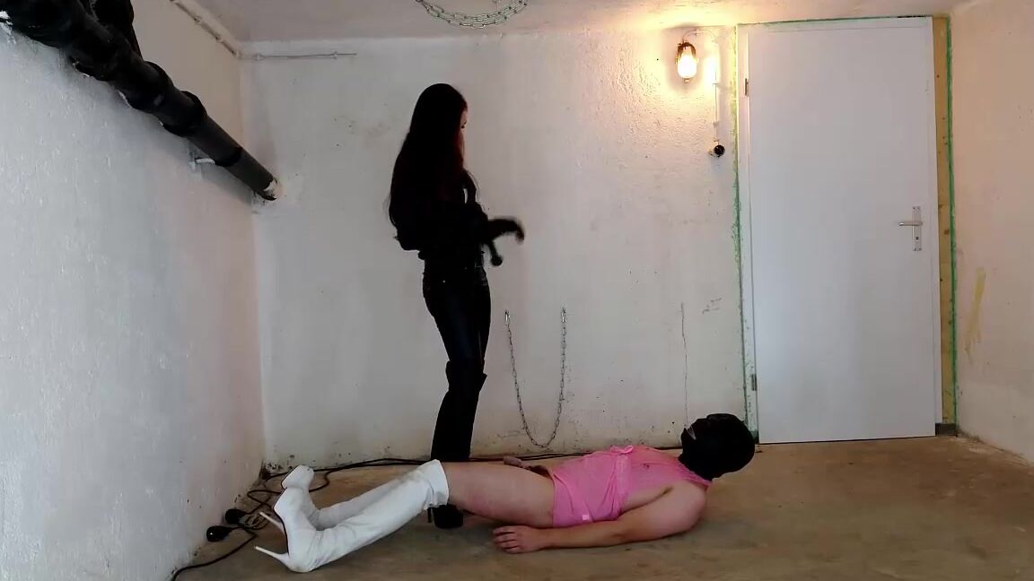 Herrinlady Onlyfans Schau Zu Wie Ich Meine Schlampe Auspeitsche Und Ihr Mit Den Overknees In Die Keusch Gehaltenen Eierp