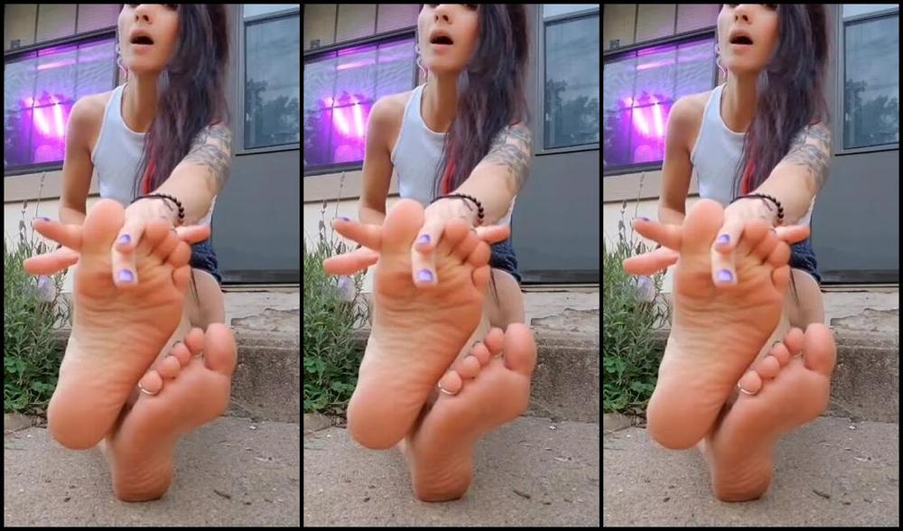 Mssjada Nicknamed Mssjada Onlyfans Want To Watch My Feet And Ass While I Trim My Lavender