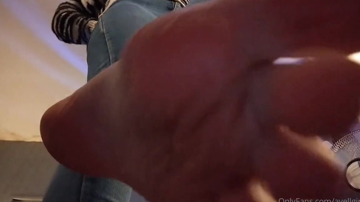 Ayellgirlfeet Nicknamed Ayellgirlfeet Onlyfans Ta Gante Desse Te Pitine Aprs Son Travail Your Beautiful Giantess Goddess Crush You After Work