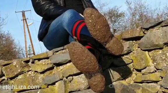 Fetishliza Onlyfans Using Your Tongue To Clean My Dirty Muddy Rubber Boots