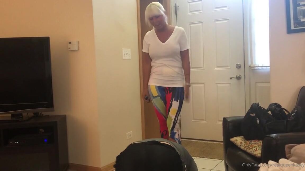 Queenofmean Nicknamed Realqueenkasey 08 20 2019 Onlyfans Video My Whinny Slave Surprises Me Part 1