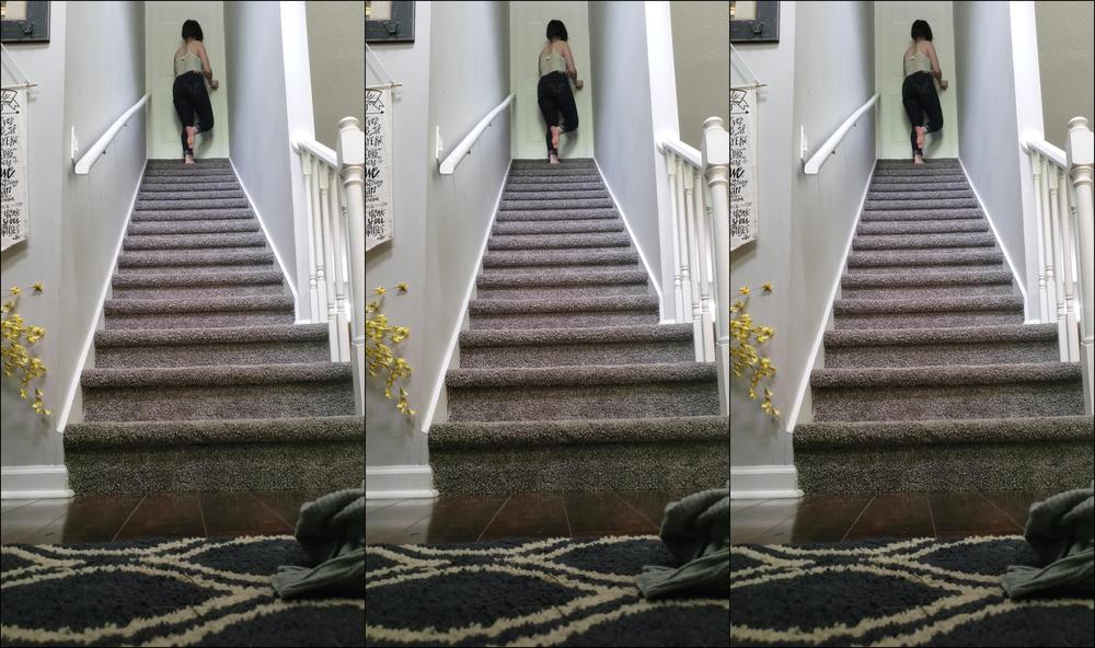 starisstarving-29-04-2019-30104504-4k-60fps-running-down-my-family-home-stairs-while-exposing-my-tits