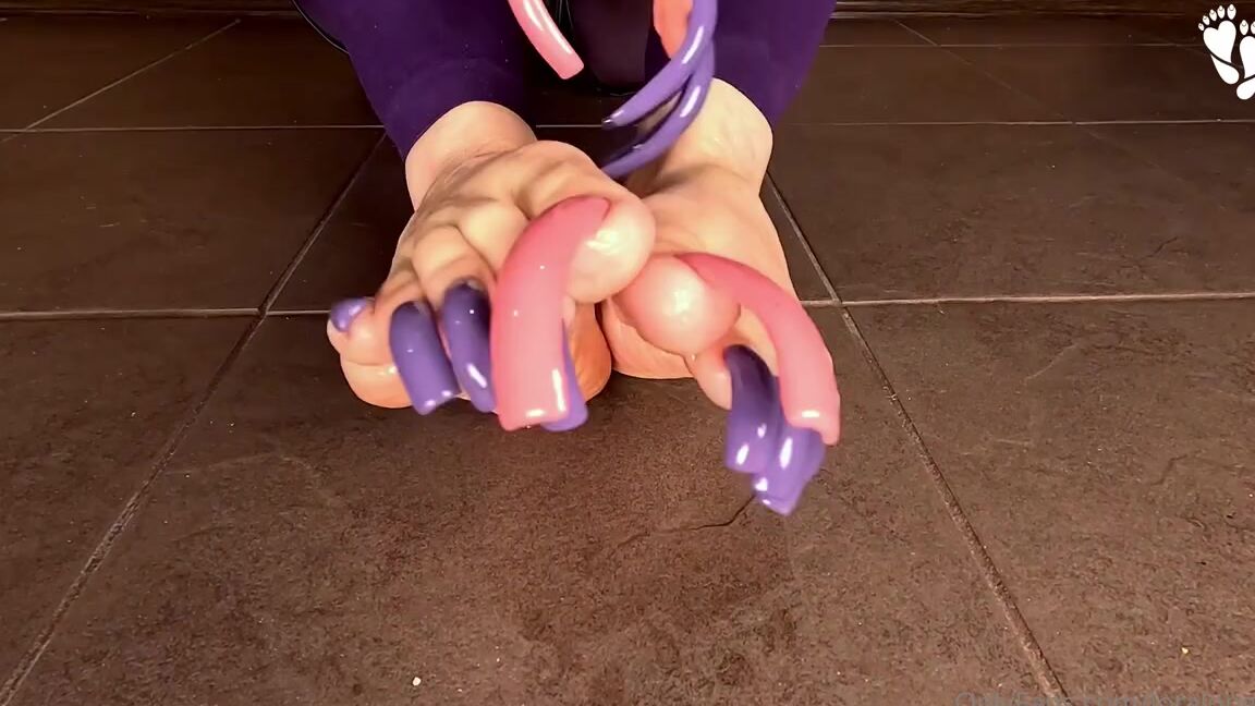 Lora Long Nails Nicknamed Loralongnails Onlyfans Massage On The Floor Asmr Tapping Massage