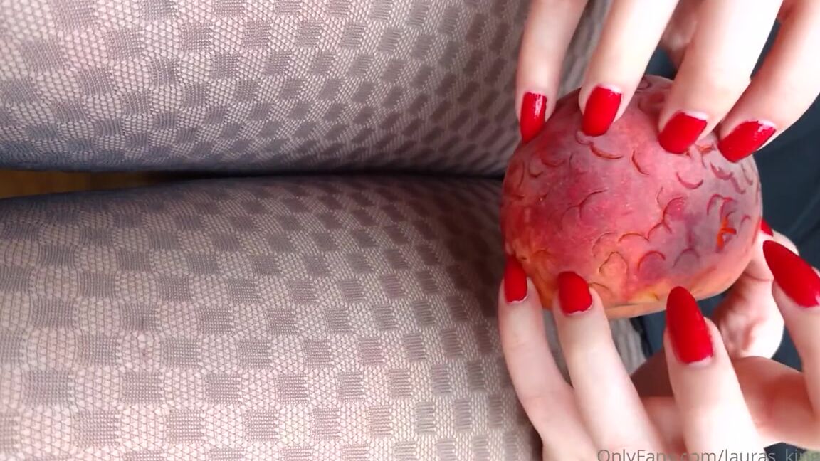 Lalalaura Nicknamed Lauras Kingdom 10 09 2023 Onlyfans Video Claw Queens Red Nails Peach Claw