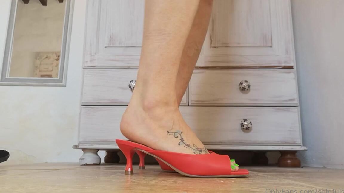 Solefulsassy Onlyfans I Know You Want To Take In The Aroma Of My Feet In These Kitten Heels