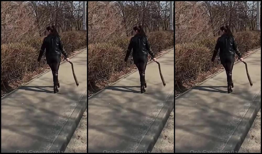 Ladynaama Onlyfans Gulyayu V Kojanom Naryade Po Ulice S Pltkoy V Rukah Walking In A Leather Outfit With A Whip