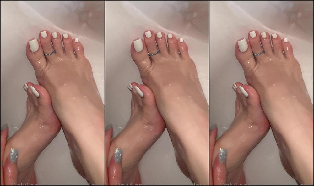 Waifufeetmilk Shower Time