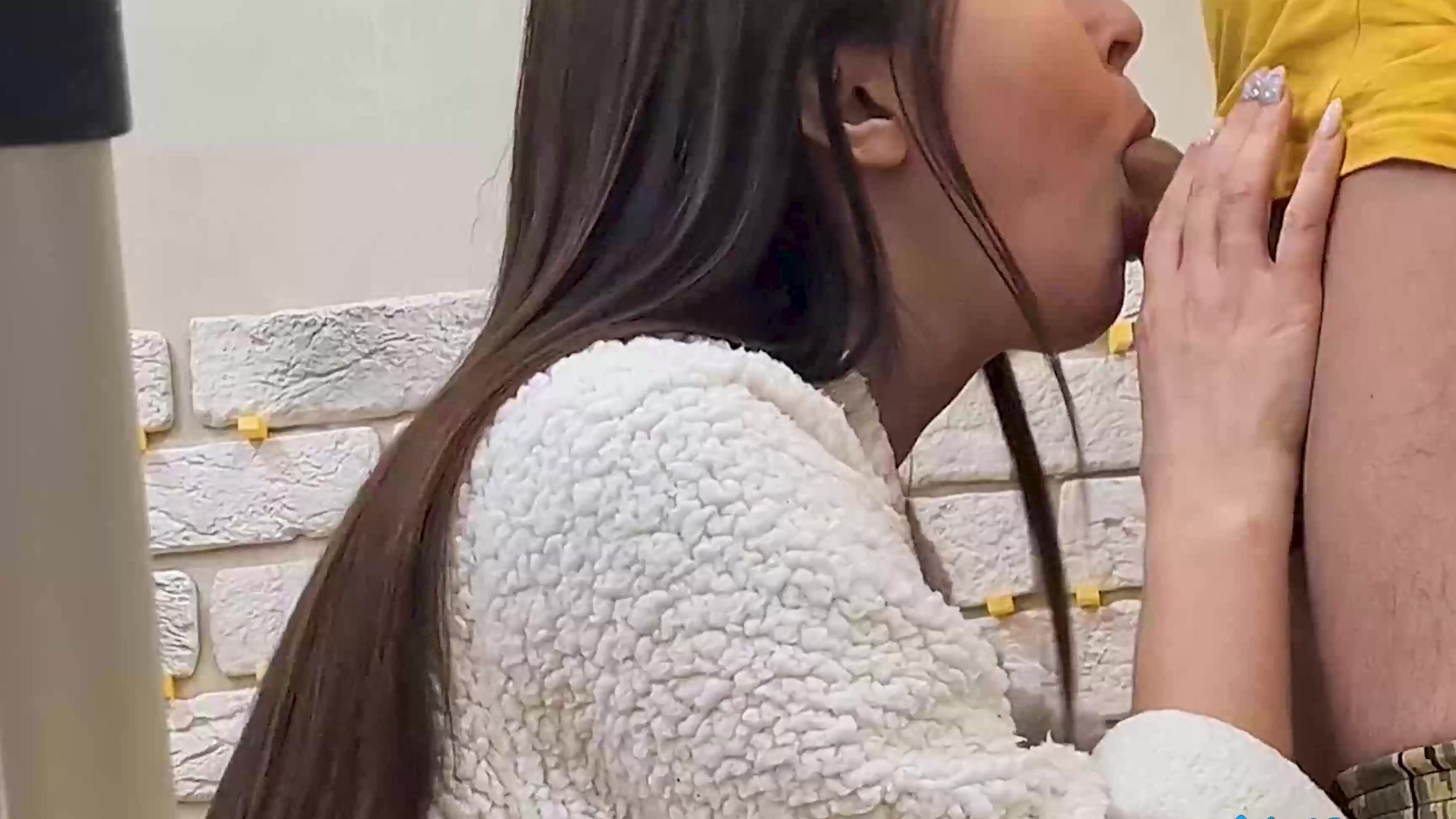 Alinarai Домохозяйка с шикарной попой соблазнила строителя ремонтника xhamster