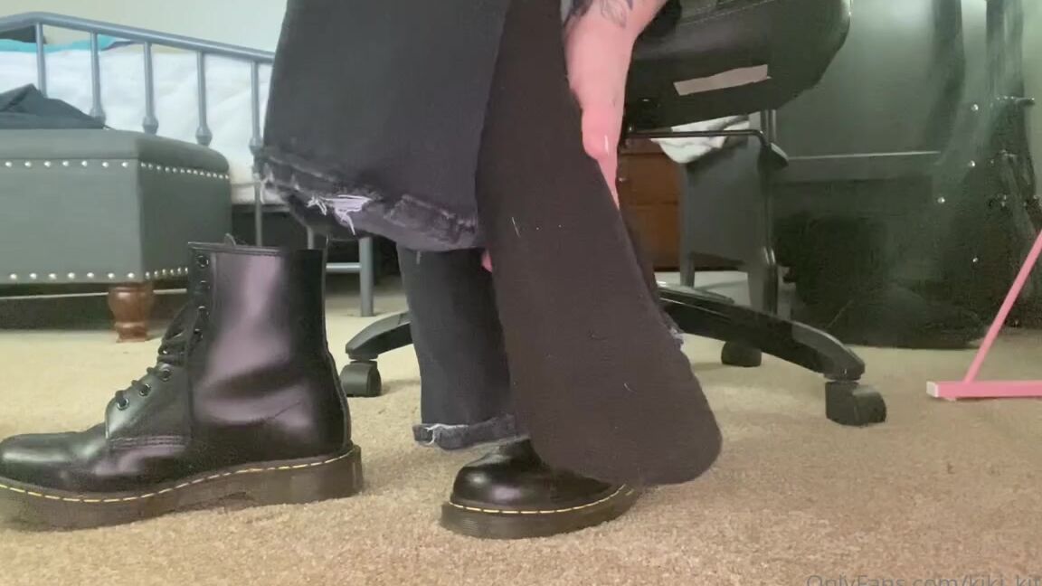 Kiki Kitsune Nicknamed Kiki Kitsune 02 09 2022 Onlyfans Video Stinky Feet Under Desk Pov
