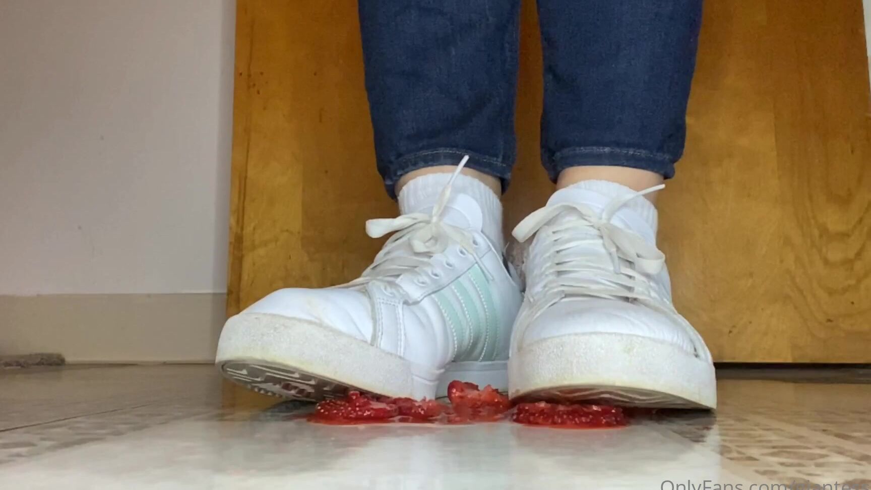 Giantessa Slo Motion Strawberry Crush