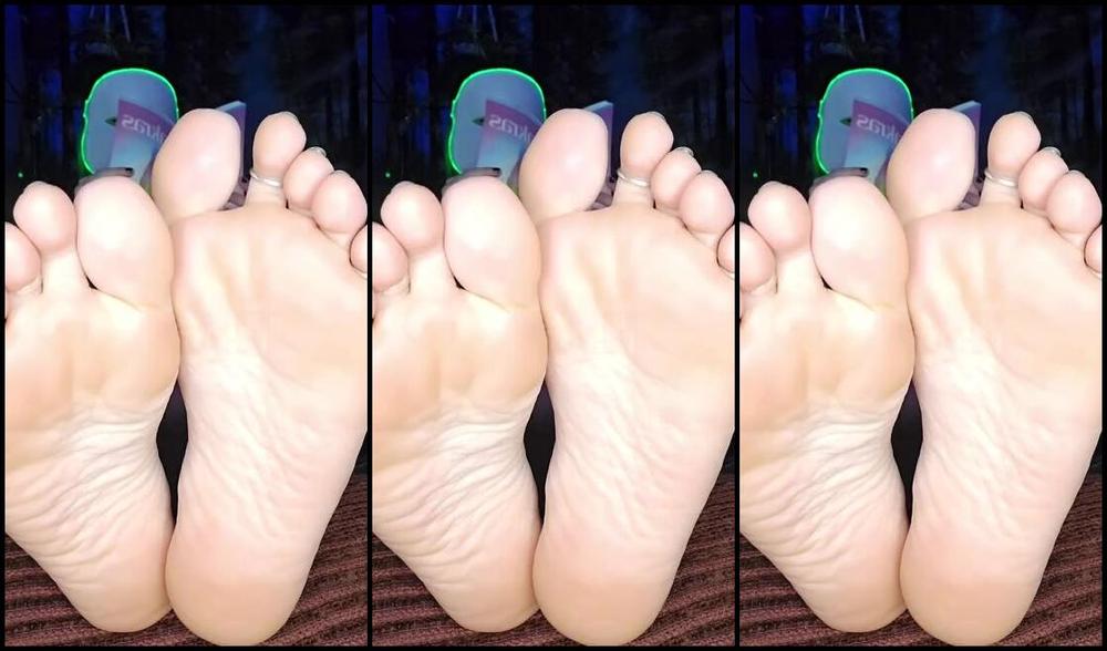 Mssjada Nicknamed Mssjada Onlyfans Giving Myself A Facial While You Get To Stare At My Perfect Crossed Feet