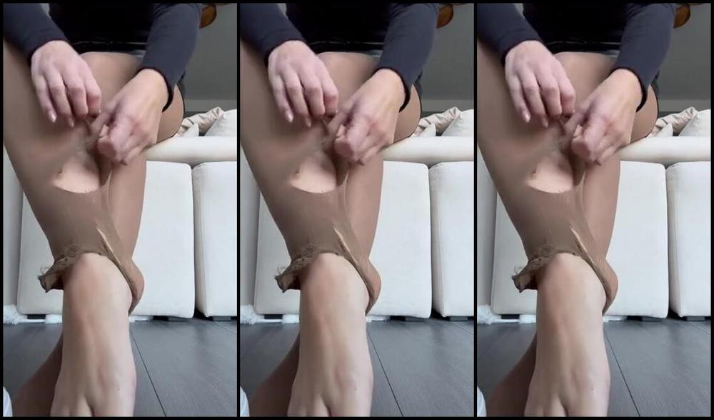 Sarina Jones Nicknamed Sarinajones 12 31 2023 Onlyfans Video I Only Wear Some Pantyhose In These Puma Sneakers