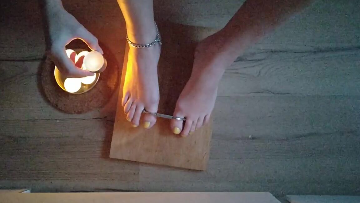 Frejas Submissive Feet Nicknamed Frejassubmissivefeet Onlyfans My Toes And Soles In Wax Bath And Under The Flames In The End3