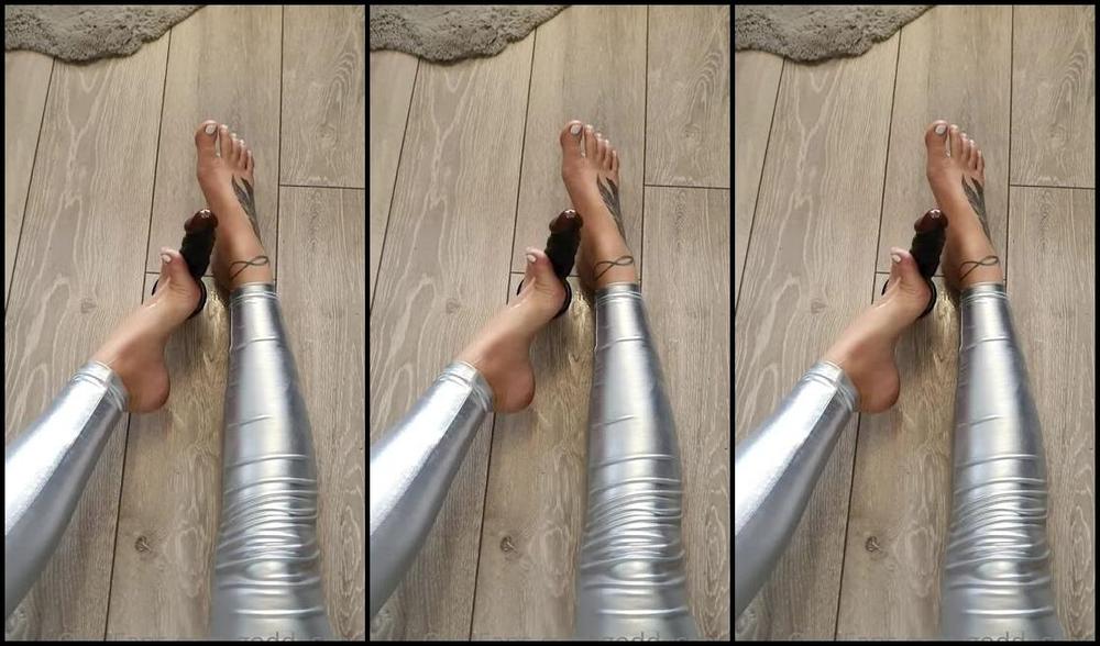 Miss Evie Lock Nicknamed Missevielock Onlyfans Imagine This Is Your Cock And My Oiled Up Soles Are Stroking